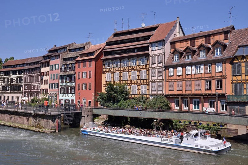 Excursion boat on the River Ill, "La Petite France", UNESCO World Heritage Site, Petite-France, Strasbourg, Département Bas-Rhin, Alsace, France, Europe