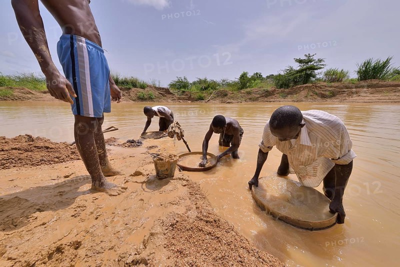 Diamond hunters searching for diamonds in a mine with sieves and shovels, near Koidu, Koidu-Sefadu, Kono District, Eastern Province, Sierra Leone, Africa