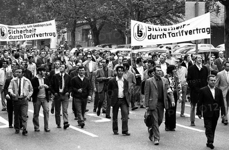 Strike by the Chemical, Paper and Ceramics Workers' Union begins in Cologne on 8.6.1971 with large rally, striking factories and strike demonstration, Germany, Europe
