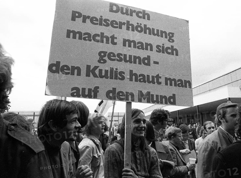 Rally of the Chemical, Paper and Ceramics Workers' Union in the collective bargaining dispute on 16.6.1971 in the sports hall in Cologne, Germany, Europe