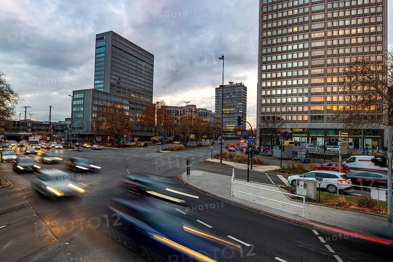 Evening city centre traffic in Essen, large intersection, Bismarck Platz, Hindenburg Strasse, Krupp Strasse, this area would also be affected by a diesel driving ban, below the intersection runs the A40 motorway, in the Ruhrschnellweg tunnel