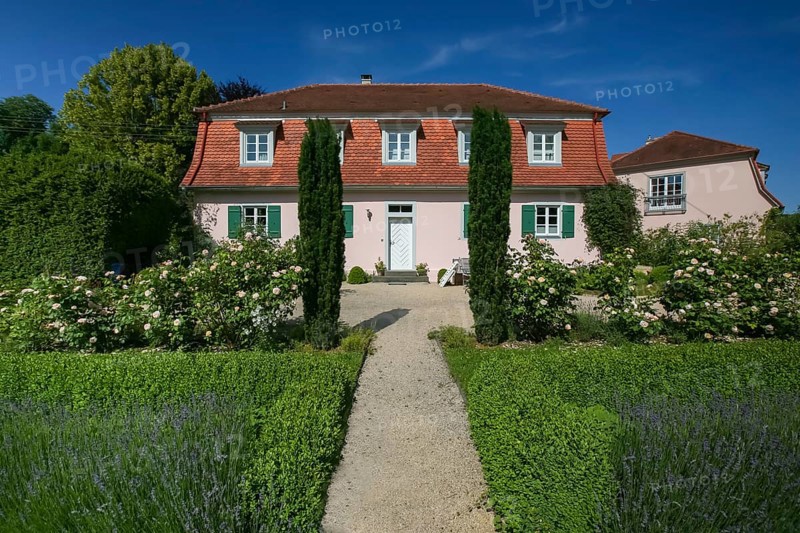 Cavalier's cottage at Lindich Palace, built between 1738 and 1741 by Prince Friedrich Ludwig, hunting and pleasure palace, residence, historic building, park, flower beds, path, Hechingen, Zollernalbkreis, Baden-Württemberg, Germany, Europe