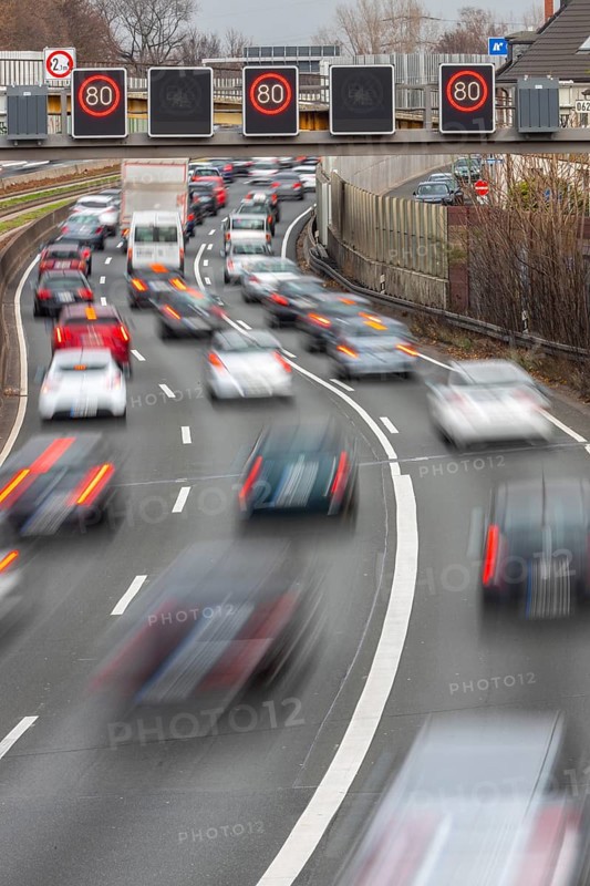 Motorway A40, Ruhrschnellweg, city centre of Essen, exit Essen-Frillendorf, Spurbus route, this area would also be affected by a diesel driving ban, Essen, North Rhine-Westphalia, Germany, Europe
