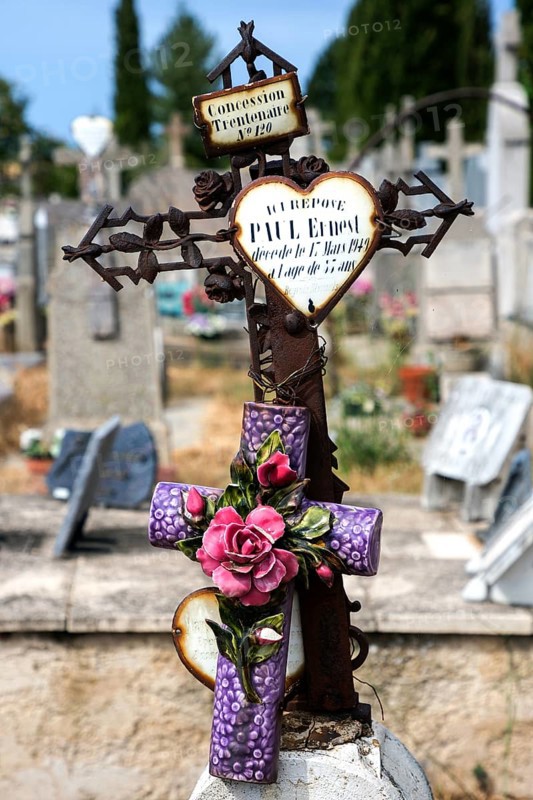 Cross on gravestone, cemetery in Puimoisson, Provence, region Provence-Alpes-Côte d'Azur, département Alpes-de-Haute-Provence, France, Europe