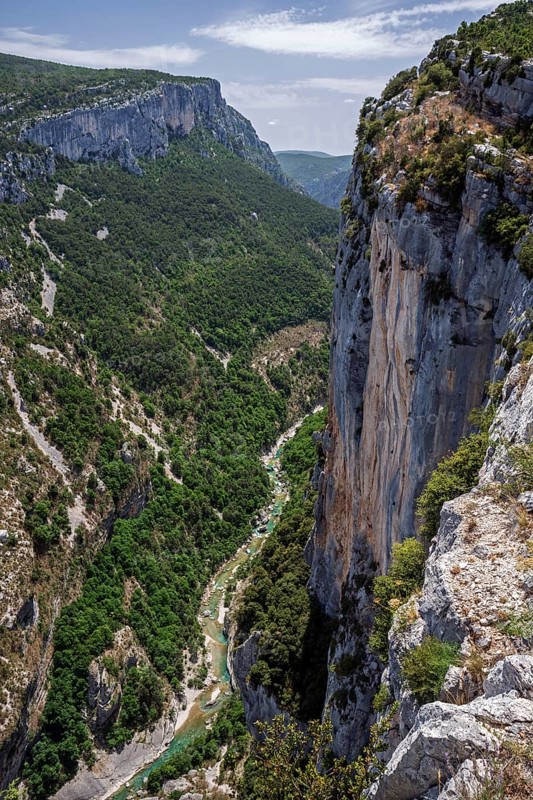 View into the Verdon Gorge at the Belvedere de la Dent d Aire, below river Verdon, Grand Canyon du Verdon, Département Alpes-de-Haute-Provence, Provence, France, Europe