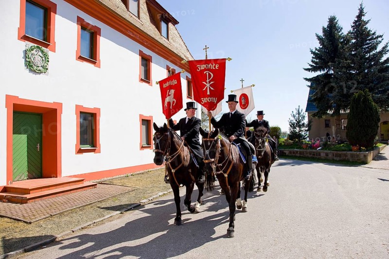 Every year at Easter there are about 5 processions in Lusatia, each with about 200 riders. The Catholic Church continues old Sorbian rites here. Thousands of spectators watch the impressive cavalcades