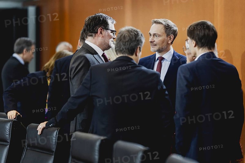 (L-R) Wolfgang Schmidt (SPD), Chef des Bundeskanzleramtes, Robert Habeck (Buendnis 90 Die Gruenen), Bundesminister fuer Wirtschaft und Klimaschutz und Vizekanzler, Christian Lindner (FDP), Bundesminister der Finanzen, und Karl Lauterbach (SPD), Bundesmin