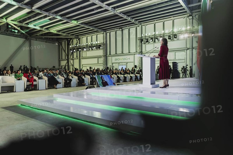 Annalena Baerbock (Buendnis 90 Die Gruenen), Bundesaussenministerin, aufgenommen im Rahmen der Einweihungszeremonie fuer die Produktionsstaette fuer mRNA-Impfstoffe der Firma Biontech in Kigali, 18.12.2023. Baerbock reist nach Ruanda fuer bilaterale Gesp
