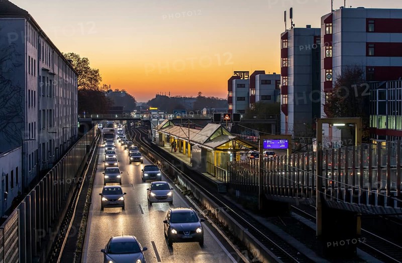 Motorway A40, Ruhrschnellweg, in Essen, route through the city centre, is affected by a possible diesel driving ban, Skyline, Essen, North Rhine-Westphalia, Germany, Europe