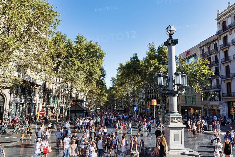 Crowd in summer, pedestrians and tourists in pedestrian zone La Rambla, Ramblas, old town, Barcelona, Catalonia, Spain, Europe