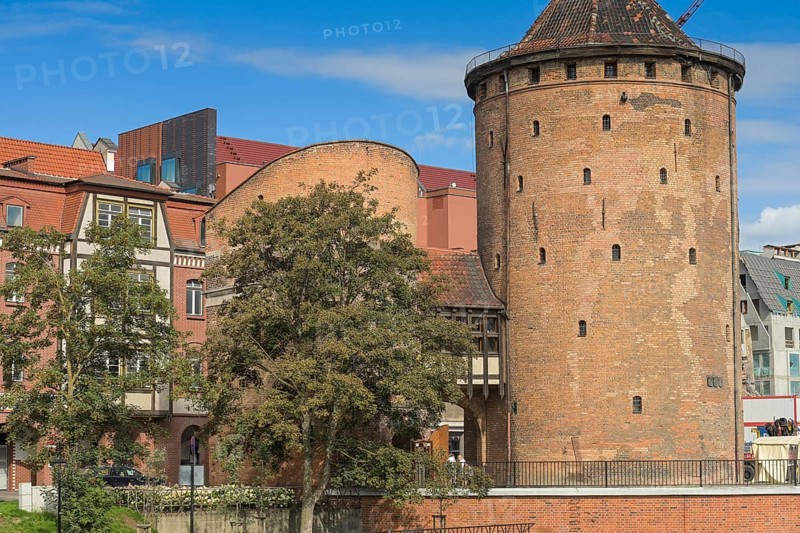 Milk churn gate, Granary Island, Old Town, Gdansk, Pomeranian Voivodeship, Poland, Europe