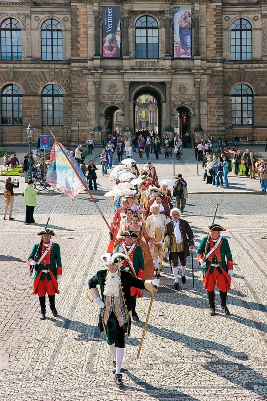 Baroque performers on Dresden's theatre square in front of the Semperoper. Zwinger, the tradition of past festivities and court ceremonies at the Saxon court, is cultivated today in associations