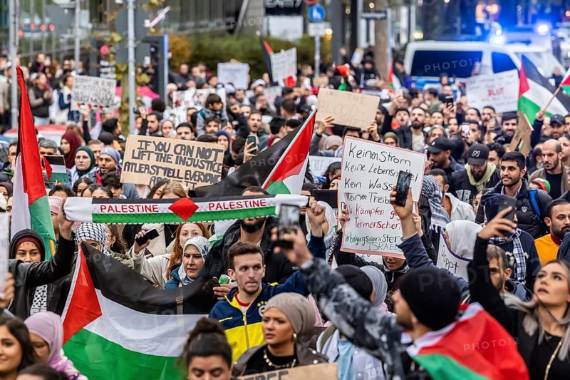 Rally of pro-Palestinian demonstrators. They demand an end to the oppression of the Palestinians and a stop to what they called genocide. Police were on the scene with a strong contingent, Stuttgart, Baden-Württemberg, Germany, Europe