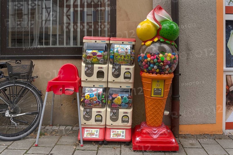 Candy vending machine in front of a supermarket, Nuremberg, Middle Franconia, Bavaria, Germany, Europe
