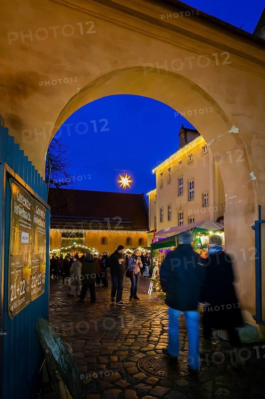 The Riesa Monastery Christmas, the Riesa Christmas market. The Riesa Christmas market took place with numerous events in the monastery courtyard behind the town hall. The Volksbank Riesa's artificial ice rink, with an ice surface of 200 m2, was also part of the event