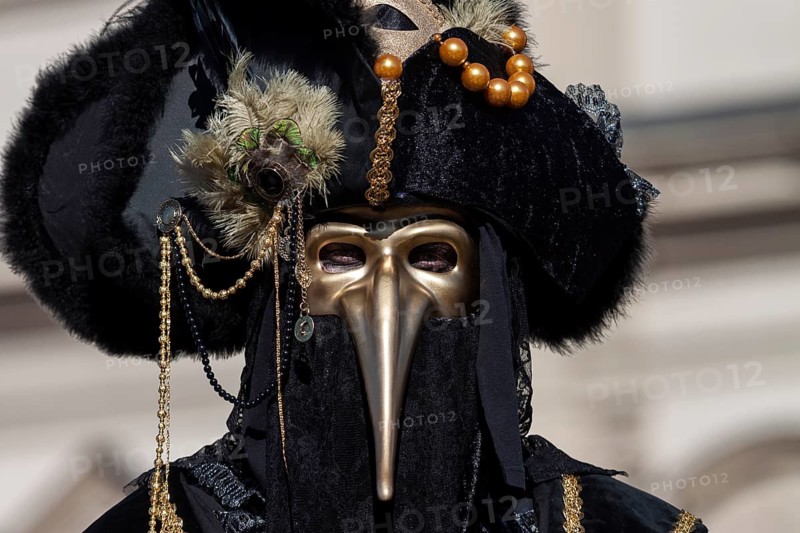 Beak mask, plague mask, mask wearer at the Venetian fair on the historic market square, Ludwigsburg, Baden-Württemberg, Germany, Europe