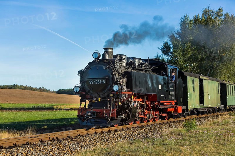 For the annual line birthday of the Lößnitzgrundbahn, many special trains from different eras of railway history run in September. The Traditionsbahn Radebeul runs with its train of the Royal Saxon State Railways, the SDG offers seats in the historic train of the German Reichsbahn and of course in the regularly running steam train.Locomotive 99 1761-8 Built in 1933