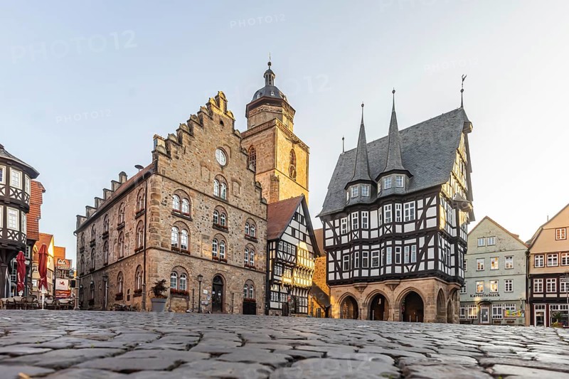 Town view Alsfeld, market place with wine house, town hall, tower of the Walpurgis church and half-timbered houses, Alsfeld, Knüllgebirge, Hesse, Germany, Europe