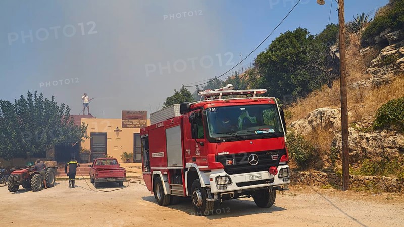 Taverna, threatened by fire, firefighting, fire engine, smoke, fire, Falassarna, west coast, Crete, Greece, Europe