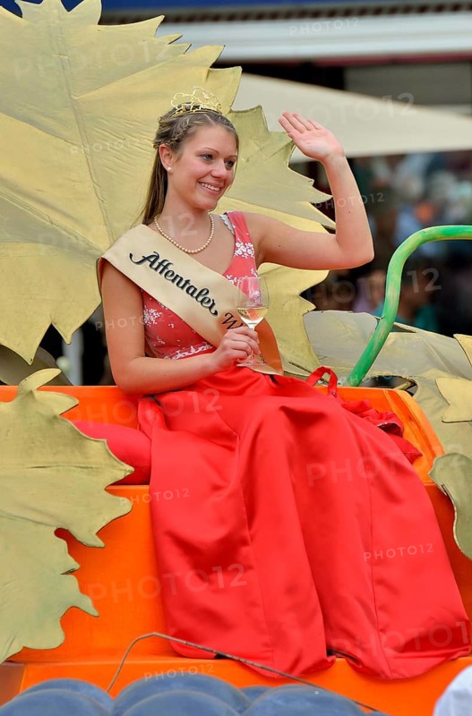The Wine Queen of Affental at the festival parade of Zwetschgenfest, plums festival, Bühl, Baden, Baden-Württemberg, Germany, Europe