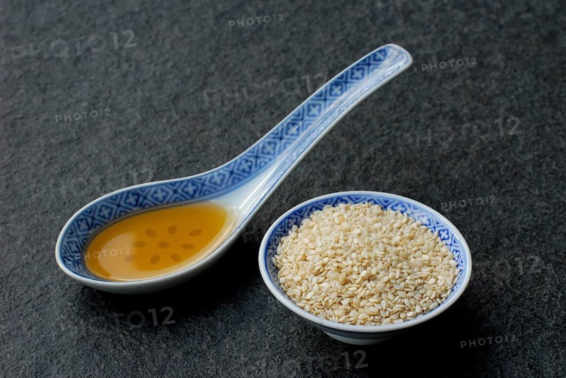 Sesameoil and white , spoon