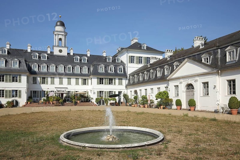 Inner courtyard with fountain of the baroque Rumpenheim Castle, white, Rumpenheim, Main, Offenbach, Hesse, Germany, Europe