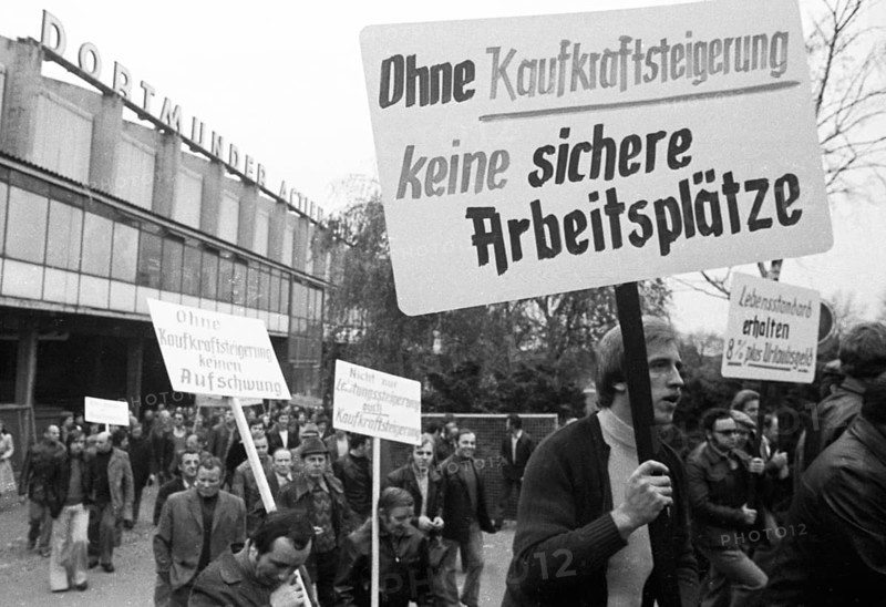 Workers and employees of Hoesch AG Westfalenhuette demonstrated in the collective bargaining dispute on 6 November 1975 in Dortmund against the 5% wage increase offered by the employers and demanded 8%, Germany, Europe