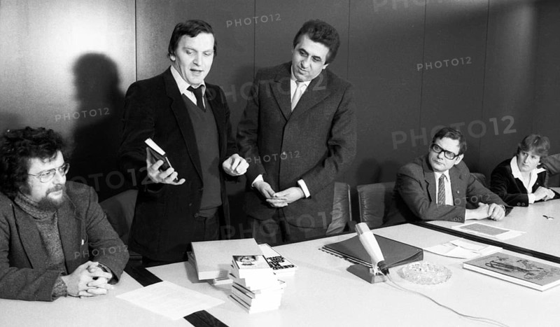 Two men meet for talks between East and West. Gerhard Schroeder (Chairman of the Jusos) and Egon Krenz (Chairman of the FDJ) on 22 March 1980 in Bonn. Gerhard Schroeder, Egon Krenz, N.N. from left, Germany, Europe