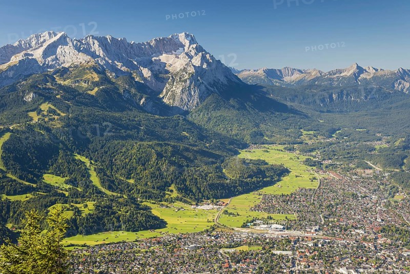 Panorama from Wank, 1780m, onto the Wetterstein Mountains with Alpspitze 2628m, Jubiläumsgrat and Zugspitze 2962m, Werdenfelser Land, Upper Bavaria, Bavaria, Germany, Europe