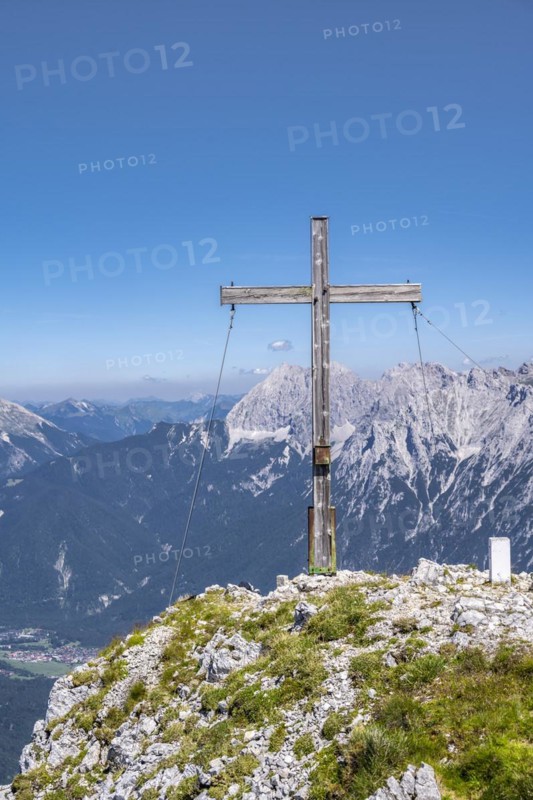 Summit cross, Westliche Wettersteinspitze, Wetterstein Mountains, Bavaria, Germany, Europe