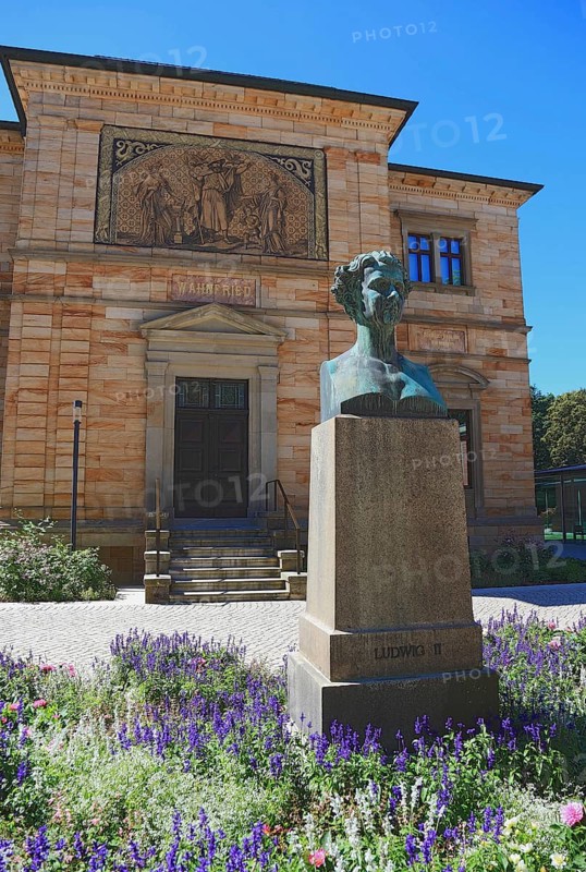The Villa Wahnfried, Haus Wahnfried, former home of Richard Wagner, in front of it the bustle of Ludwig II, Bayreuth, Upper Franconia, Bavaria, Germany, Europe