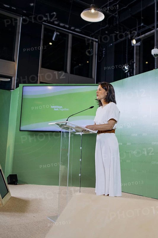 Annalena Baerbock (Buendnis 90 Die Gruenen), Bundesaussenministerin, haelt eine Pressekonferenz zum neuen GST Textentwurf der UNFCCC, im Rahmen der COP28 in Dubai, 11.12.2023