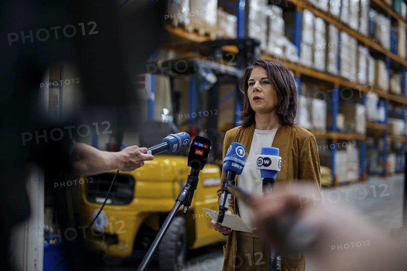 Annalena Baerbock (Buendnis 90 Die Gruenen), Bundesaussenministerin, besucht ein Lager des UN World Food Programme in Dubai im Rahmen des COP28 besuchs in Dubai, 10.12.2023