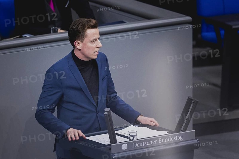 Adis Ahmetovic, Mitglied des Deutschen Bundestages (SPD), aufgenommen im Rahmen einer Sitzung des Deutschen Bundestages zur aktuellen Stunde 'Ergebnisse der Klimakonferenz' in Berlin, 14.12.2023