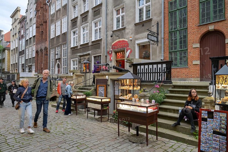 Tourists, alleyway trade with amber, Frauengasse, ul. Mariacka, Old Town, Gdansk, Pomeranian Voivodeship, Poland, Europe