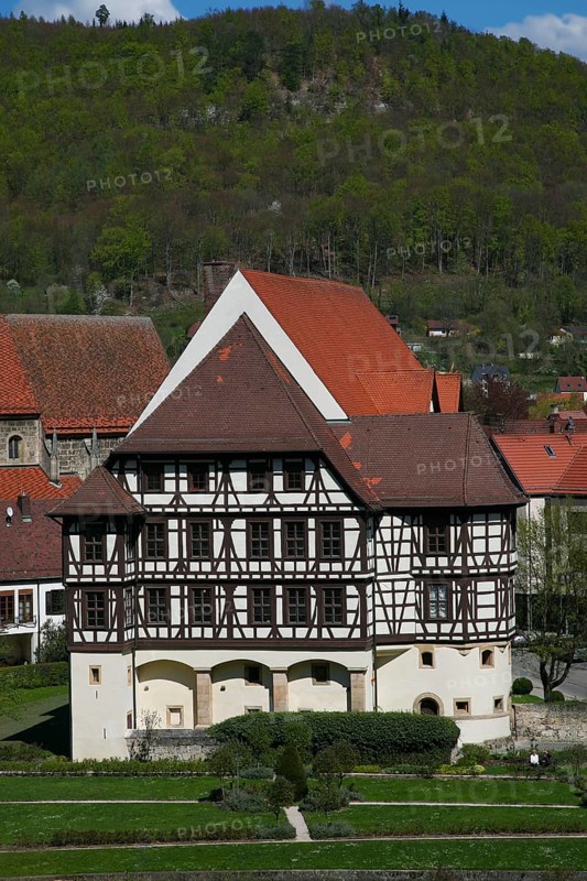 Urach Residential Palace, late medieval palace, birthplace of Count Eberhard Bart, first Duke of Württemberg, aristocratic residence, historic building, 16th century extension at the front, gable-roofed hall building at the back, c. 1400, architecture, half-timbered, south side, view, Bad Urach, Baden-Württemberg, Germany, Europe
