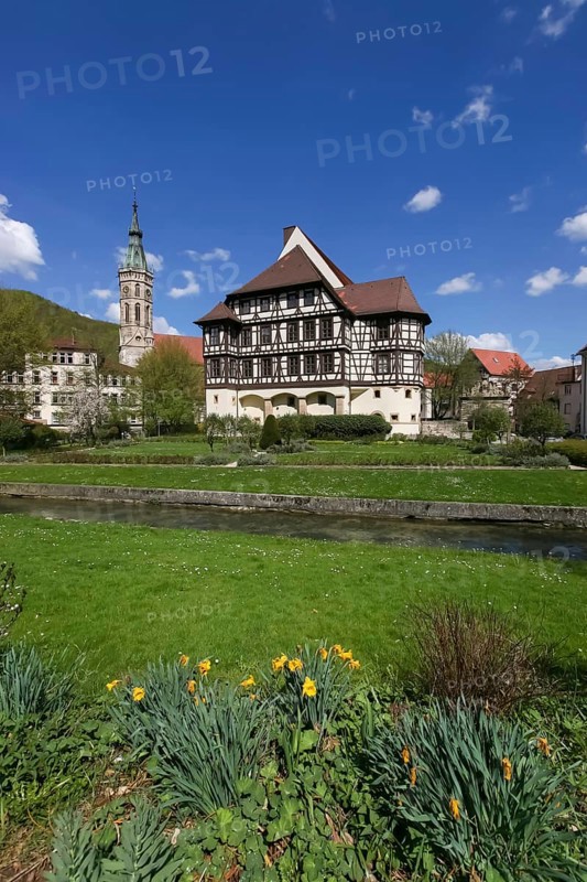 Urach Residential Palace, late medieval palace, birthplace of Count Eberhard Bart, first Duke of Württemberg, aristocratic residence, historic building, 16th century extension at the front, gable-roofed hall building at the back, built around 1400, architecture, half-timbered, St. Amandus Church on the left, collegiate church, church, Protestant church, church tower, south view, Bad Urach, Baden-Württemberg, Germany, Europe