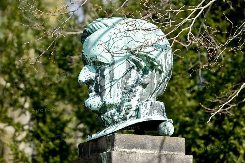 The monumental bronze bust of the composer, created by the sculptor Richard Guhr (1873-1956), is located at the Richard Wagner Museum Graupa