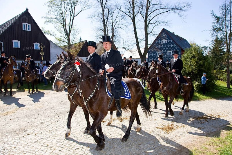Every year at Easter there are about 5 processions in Lusatia, each with about 200 riders. The Catholic Church continues old Sorbian rites here. Thousands of spectators watch the impressive cavalcades