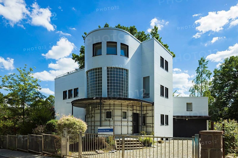 The Chemnitz architect Max W. Feistel wanted to rationalise building in the 1920s. His own residential building, the Villa Feistel from 1928, was to be an example of industrial construction. Plates were screwed to the steel skellet inside and out