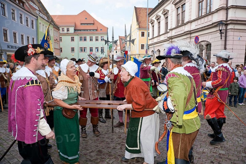 Pirna the members of the association Der Retter playfully re-enact the invasion of the Swedes in the 30 Years' War