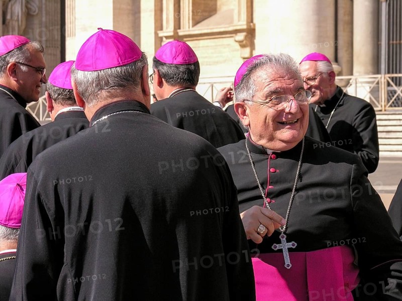 Bishops in conversation, first papal audience, Pope Benedict XVI, Ratzinger, 27. 04. 2005, Piazza San Pietro, St. Peter's Square, Vatican, Rome, Lazio, Italy, Europe