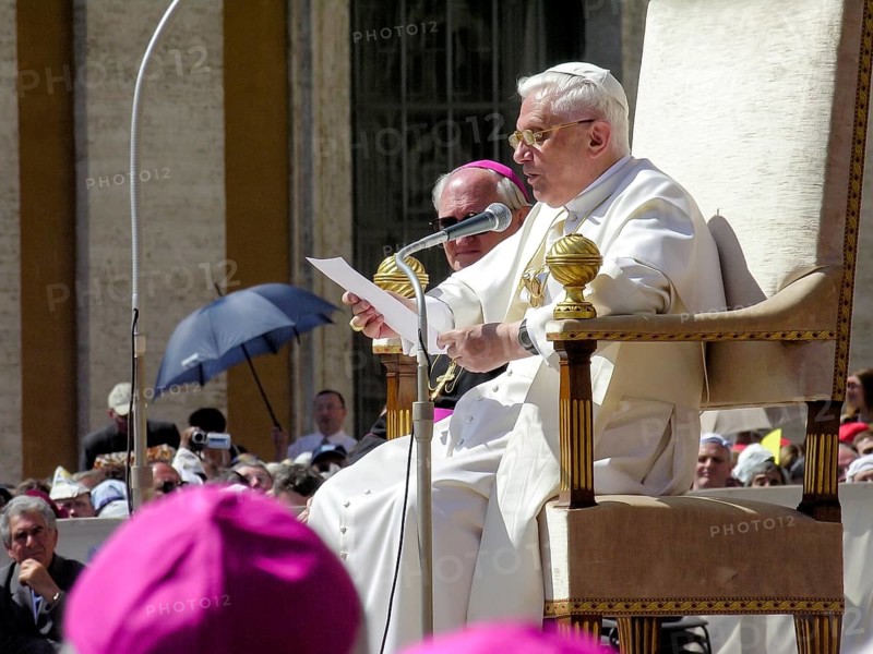 Pope Benedict XVI Joseph Ratzinger addresses the 1st audience on 27. 04. 2005, St. Peter's Cathedral, St. Peter's Basilica, Piazza San Pietro, St. Peter's Square, Vatican, Rome, Lazio, Italy, Europe