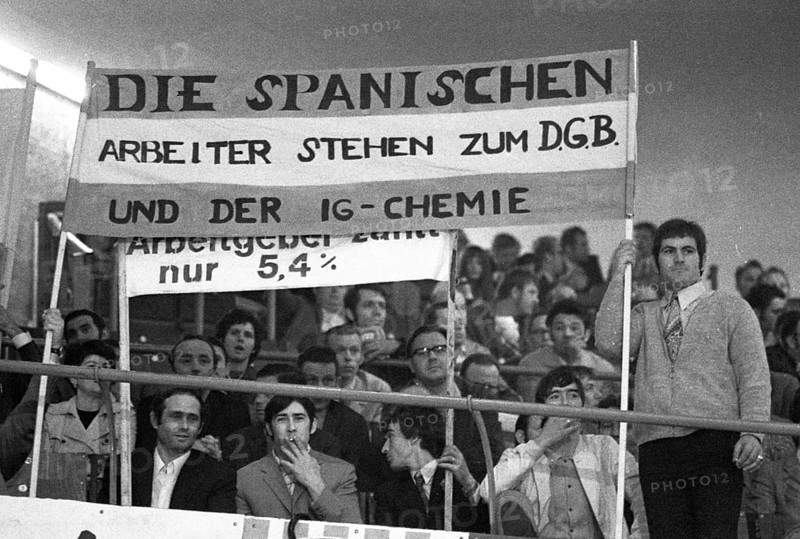 Rally of the Chemical, Paper and Ceramics Workers' Union in the collective bargaining dispute on 16.6.1971 in the sports hall in Cologne, Germany, Europe