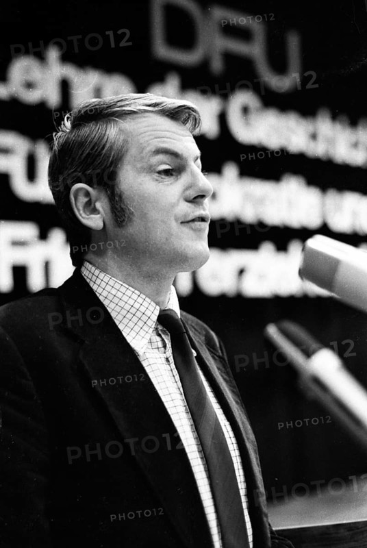 The educational policy conference of the German Peace Union (DFU) brought teachers and pedagogues together for a colloquium on 25.5.1975 in Siegen.N.N. at the lectern, Germany, Europe