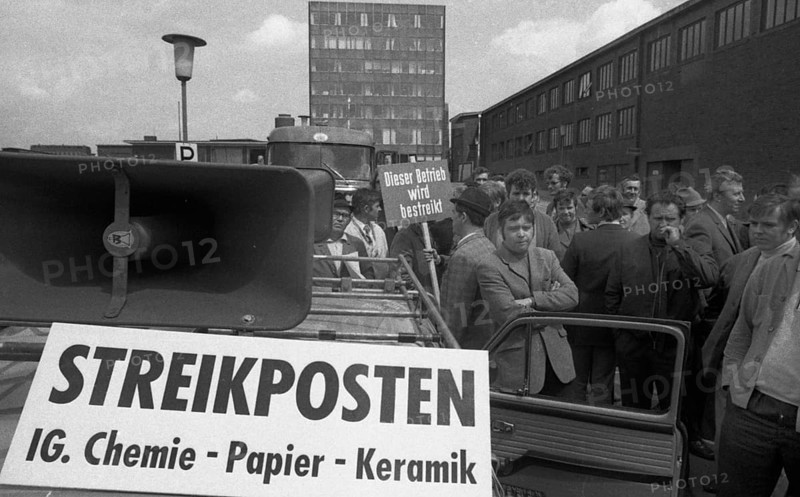 The strike in the collective bargaining dispute in the chemical industry, here the pickets on 22 June 1971 at the Essen company Goldschmidt AG, Germany, Europe