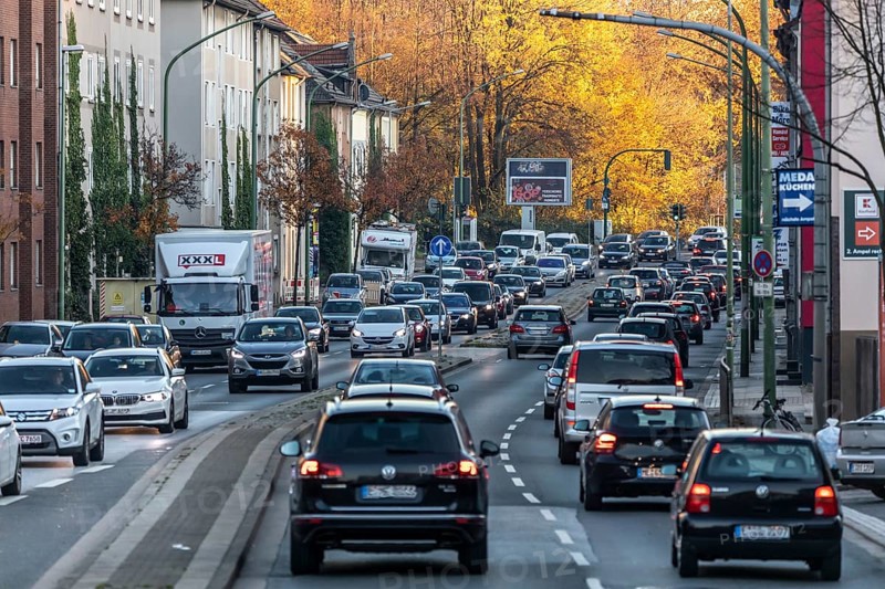 Gladbecker Straße in Essen, B224, inner-city street in Essen heavily polluted by air pollution, part of a possible diesel driving ban zone in Essen, Essen, North Rhine-Westphalia, Germany, Europe