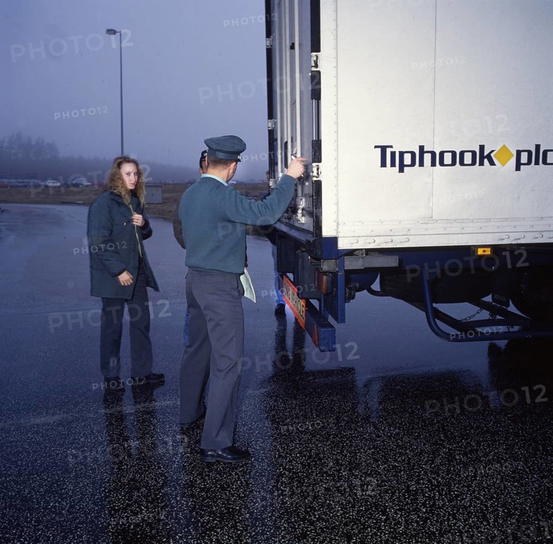 Customs activities, here on 29.11.1994 in Pomellen, on the German-Polish border, Germany, Europe