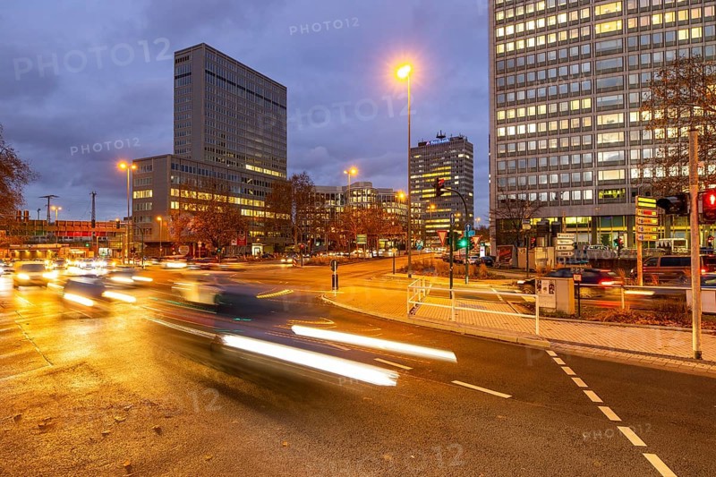 Evening city centre traffic in Essen, large intersection, Bismarck Platz, Hindenburg Strasse, Krupp Strasse, this area would also be affected by a diesel driving ban, below the intersection runs the A40 motorway, in the Ruhrschnellweg tunnel