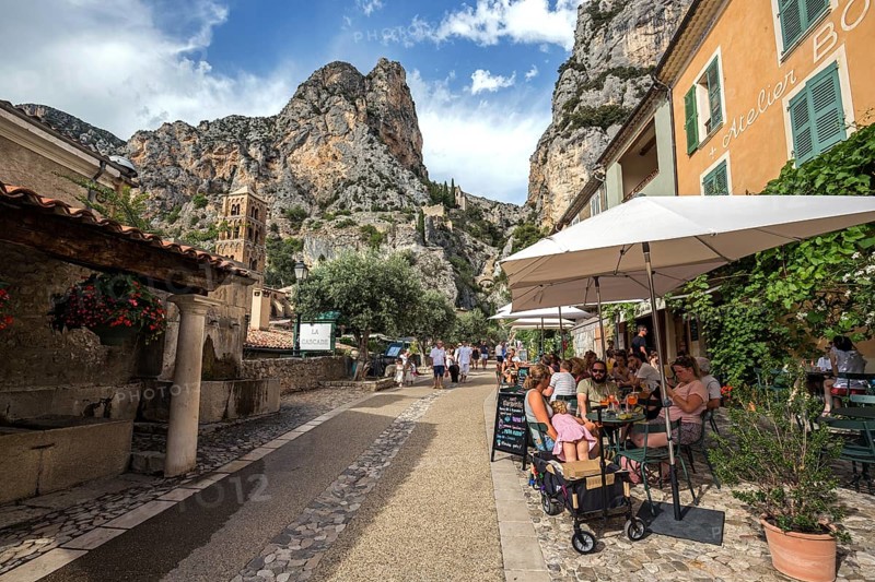 Alley with restaurants in Moustiers-Sainte-Marie, Département Alpes-de-Haute-Provence, Region Provence-Alpes-Côte d'Azur, Provence, France, Europe
